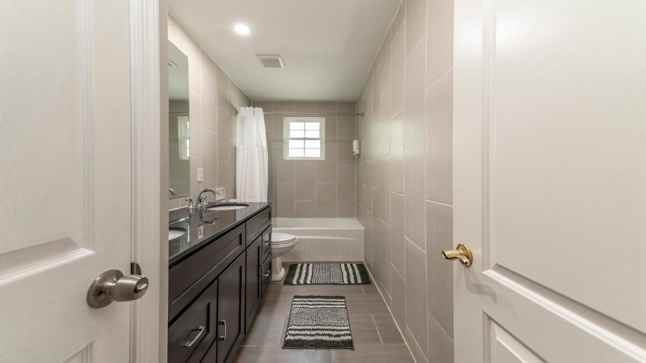Stylish 3Br 3Ba Colonial House By Cozysuites Alexandria Exterior photo